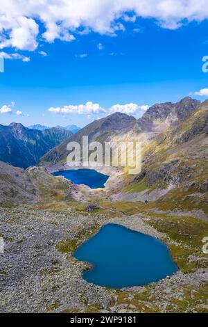 Blick auf die Franco Tonolini Schutzhütte und den Rotondo See im wunderschönen Val Miller. Sonico, Val Camonica, Bezirk Brescia, Lombardei, Italien. Stockfoto