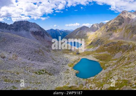 Blick auf die Franco Tonolini Schutzhütte und den Rotondo See im wunderschönen Val Miller. Sonico, Val Camonica, Bezirk Brescia, Lombardei, Italien. Stockfoto