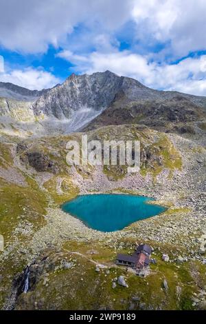 Blick auf die Franco Tonolini Schutzhütte und den Rotondo See im wunderschönen Val Miller. Sonico, Val Camonica, Bezirk Brescia, Lombardei, Italien. Stockfoto