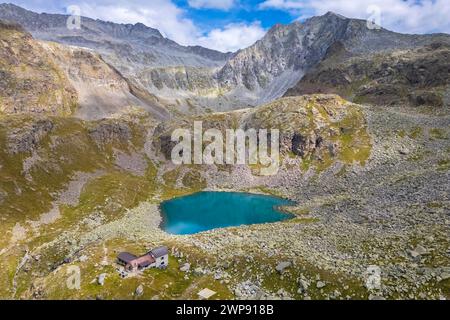 Blick auf die Franco Tonolini Schutzhütte und den Rotondo See im wunderschönen Val Miller. Sonico, Val Camonica, Bezirk Brescia, Lombardei, Italien. Stockfoto