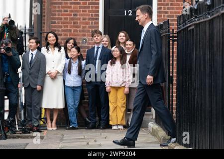 Jack Hunt (dritter von links), Lucia Hunt (vierter von links), Anna Hunt (sechster von links) und Eleanor Hunt (vierter von rechts) beobachten den Finanzminister Jeremy Hunt vor der Downing Street 11, London, mit seiner Ministerbox, bevor er sein Budget in den Houses of Parliament abgibt. Bilddatum: Mittwoch, 6. März 2024. Stockfoto