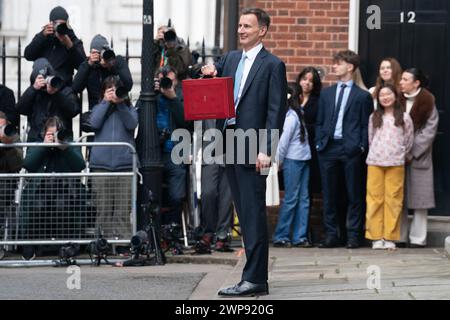 Der Finanzminister Jeremy Hunt verlässt die Downing Street 11, London, mit seiner Kabinettskiste, bevor er sein Budget in den Houses of Parliament abgibt. Bilddatum: Mittwoch, 6. März 2024. Stockfoto