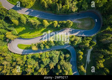 Luftaufnahme der kurvenreichen Straße des Presolana-Passes im Sommer. Presolana Pass, Colere, Seriana Valley, Bergamo Provinz, Lombardei, Italien. Stockfoto