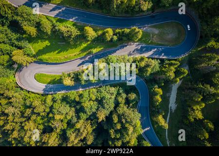 Luftaufnahme der kurvenreichen Straße des Presolana-Passes im Sommer. Presolana Pass, Colere, Seriana Valley, Bergamo Provinz, Lombardei, Italien. Stockfoto