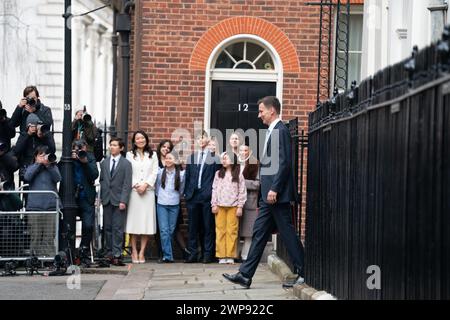 Jack Hunt (dritter von links), Lucia Hunt (vierter von links), Anna Hunt (sechster von links) und Eleanor Hunt (vierter von rechts) beobachten den Finanzminister Jeremy Hunt vor der Downing Street 11, London, mit seiner Ministerbox, bevor er sein Budget in den Houses of Parliament abgibt. Bilddatum: Mittwoch, 6. März 2024. Stockfoto