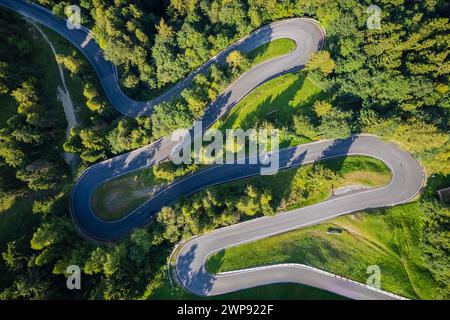 Luftaufnahme der kurvenreichen Straße des Presolana-Passes im Sommer. Presolana Pass, Colere, Seriana Valley, Bergamo Provinz, Lombardei, Italien. Stockfoto