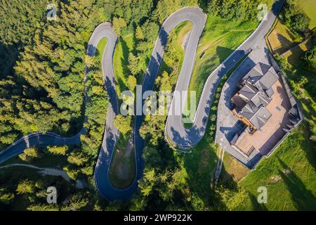 Luftaufnahme der kurvenreichen Straße des Presolana-Passes im Sommer. Presolana Pass, Colere, Seriana Valley, Bergamo Provinz, Lombardei, Italien. Stockfoto