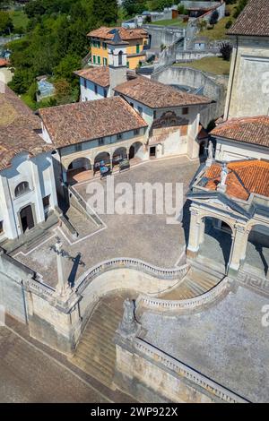 Blick aus der Vogelperspektive auf die Altstadt von Clusone. Clusone, Val Seriana, Bezirk Bergamo, Lombardei, Italien. Stockfoto