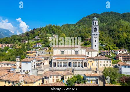 Blick aus der Vogelperspektive auf die Altstadt von Clusone. Clusone, Val Seriana, Bezirk Bergamo, Lombardei, Italien. Stockfoto