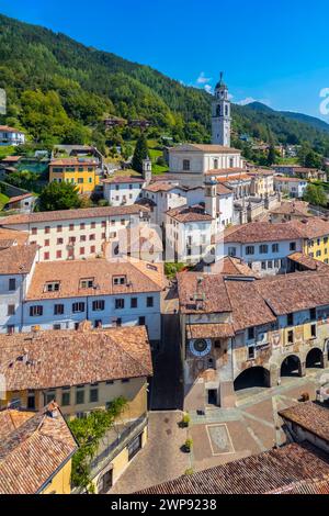 Blick aus der Vogelperspektive auf die Altstadt von Clusone. Clusone, Val Seriana, Bezirk Bergamo, Lombardei, Italien. Stockfoto