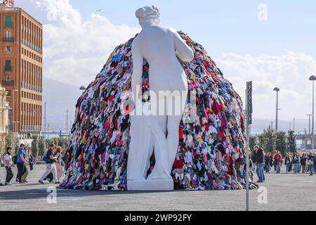 6. März 2024, Neapel, Kampanien, piazza municipio: 03/06/2024 NEAPEL, DER MAESTRO PISTOLETTO IM GIUNTA-SAAL IM PALAZZO SAN GIACOMO BEI DER PRÄSENTATION DER NEUEN VERSION DER „VENUS DER LUMPEN“ AUF DER PIAZZA MUNICIPIO. Die Venus, so heißt es, wurde der Stadt Neapel geschenkt. (Kreditbild: © Fabio Sasso/ZUMA Press Wire) NUR REDAKTIONELLE VERWENDUNG! Nicht für kommerzielle ZWECKE! Stockfoto