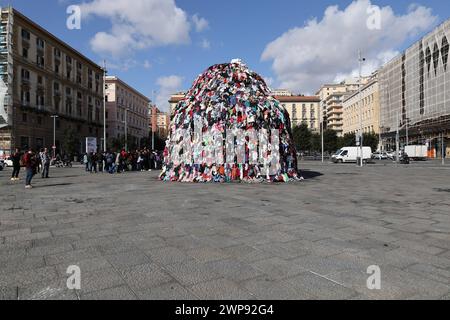 NEUE VERSION DER VENUS DER LUMPEN AUF DER PIAZZA MUNICIPIO EINGEWEIHT. 03/06/2024 NEAPEL, DER MAESTRO PISTOLETTO IM GIUNTA-RAUM IM PALAZZO SAN GIACOMO BEI DER PRÄSENTATION DER NEUEN VERSION DER VENUS DER LAPPEN AUF DER PIAZZA MUNICIPIO. Die Venus, so heißt es, wurde der Stadt Neapel geschenkt. NAPOLI palazzo san giacomo CAMPANIA piazza municipio Copyright: XFABIOxSASSOxFabioxSassox IMG 4057 Stockfoto