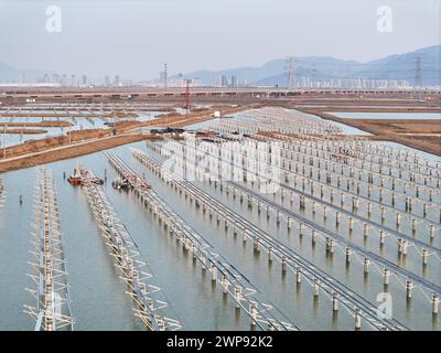 LIANYUNGANG, CHIAN - 6. MÄRZ 2024 - Bauarbeiter arbeiten auf der Baustelle des 940MWFischerei-Solar-Hybridprojekts Photovoltaik-Strom Stockfoto