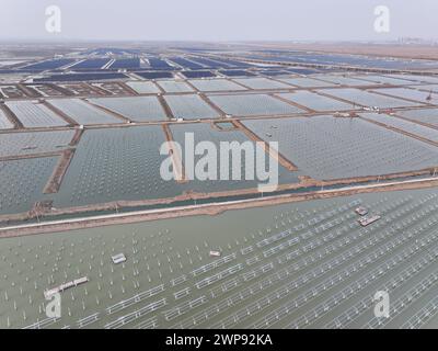 LIANYUNGANG, CHIAN - 6. MÄRZ 2024 - Bauarbeiter arbeiten auf der Baustelle des 940MWFischerei-Solar-Hybridprojekts Photovoltaik-Strom Stockfoto