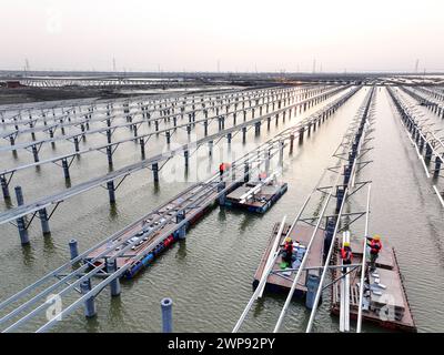 LIANYUNGANG, CHIAN - 6. MÄRZ 2024 - Bauarbeiter arbeiten auf der Baustelle des 940MWFischerei-Solar-Hybridprojekts Photovoltaik-Strom Stockfoto