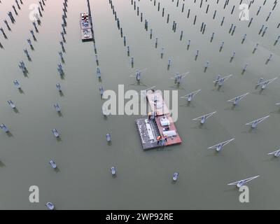 LIANYUNGANG, CHIAN - 6. MÄRZ 2024 - Bauarbeiter arbeiten auf der Baustelle des 940MWFischerei-Solar-Hybridprojekts Photovoltaik-Strom Stockfoto