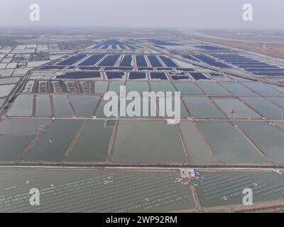 LIANYUNGANG, CHIAN - 6. MÄRZ 2024 - Bauarbeiter arbeiten auf der Baustelle des 940MWFischerei-Solar-Hybridprojekts Photovoltaik-Strom Stockfoto