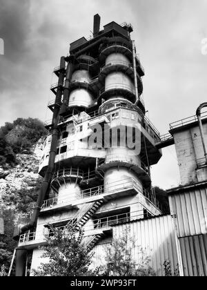 Mali Zvornik, Serbien, 29. September 2022 Zementwerk, Bergwerk Brasina. Industriearchitektur. Smog und Schmutzstaub, Luftverschmutzung, industrieller Hintergrund Stockfoto