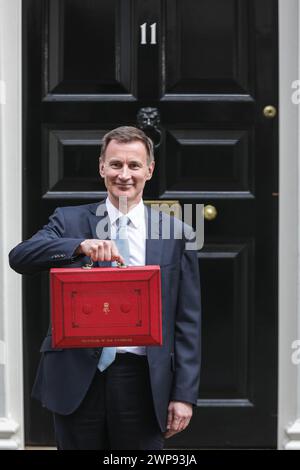 London, Großbritannien. März 2024. Jeremy Hunt, Abgeordneter, Chancellor of the Exchequer, und sein Treasury-Team, vor der Downing Street 11 mit dem berühmten roten Versandkarton, bevor er den Frühjahrshaushalt an das Parlament übergibt. Quelle: Imageplotter/Alamy Live News Stockfoto