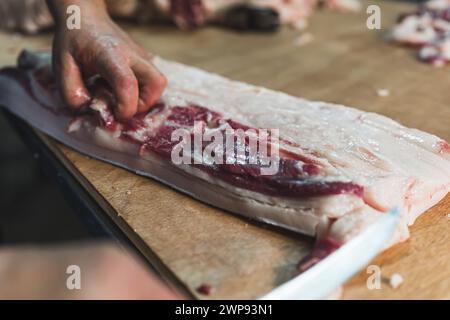 Schlachtschwein, halbiertes Schweinefleisch, erste Verbrennung, traditionelles Schlachten. Hochwertige Fotos Stockfoto