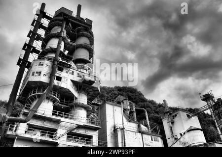 Mali Zvornik, Serbien, 29. September 2022 Zementwerk, Bergwerk Brasina. Industriearchitektur. Smog und Schmutzstaub, Luftverschmutzung, industrieller Hintergrund Stockfoto