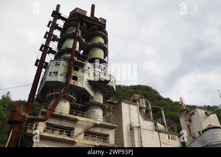 Mali Zvornik, Serbien, 29. September 2022 Zementwerk, Bergwerk Brasina. Industriearchitektur. Smog und Schmutzstaub, Luftverschmutzung, industrieller Hintergrund Stockfoto