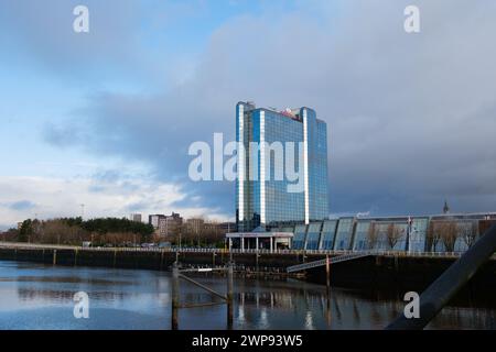 Glasgow Schottland: 13. Februar 2024: Außenansicht des Crowne Plaza Turms am River Clyde in der Nähe des Pacific Quay Stockfoto