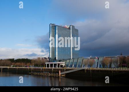 Glasgow Schottland: 13. Februar 2024: Außenansicht des Crowne Plaza Turms am River Clyde in der Nähe des Pacific Quay dramatische Wolken Stockfoto