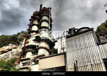 Mali Zvornik, Serbien, 29. September 2022 Zementwerk, Bergwerk Brasina. Industriearchitektur. Smog und Schmutzstaub, Luftverschmutzung, industrieller Hintergrund Stockfoto