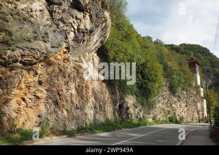 Gebirgskette in Mali Zvornik, Serbien, 29. September 2022 Brasina Antimondepot, Guchevo. Felsen über der Straße Stockfoto