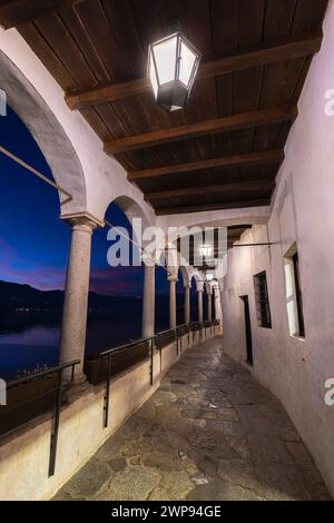 Der Weg über den Lago Maggiore im Santa Caterina del Sasso Ballaro Kloster, Leggiuno, Lago Maggiore, Provinz Varese, Lombardei, Italien. Stockfoto