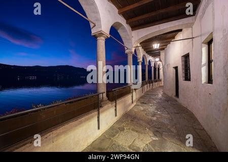 Der Weg über den Lago Maggiore im Santa Caterina del Sasso Ballaro Kloster, Leggiuno, Lago Maggiore, Provinz Varese, Lombardei, Italien. Stockfoto