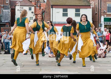 Morris und traditionelle Tänzer bei der Whitby Folk Week Stockfoto