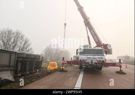 A14/Schkeuditz - Brause-Party Fanta-Laster kippt auf der Autobahn auf die Seite - langwierige Bergungsarbeiten 04.03.2024 gegen 2,45 Uhr A14 Richtung Magdeburg, zwischen Schkeuditz und Schkeuditzer Kreuz zu einem schweren Unfall kam es es in der Nacht auf Montage auf der A14 in Richtung Magdeburg. Nach Angaben einer Polizeisprecherin war der 54-jährige, polnische Fahrer eines Lasters gegen 2,45 Uhr auf der Autobahn zwischen Schkeuditz und Schkeuditzer Kreuz unterwegs, als er aus bislang ungeklärter Ursache nach rechts von der Fahrbahn abkam. Der Laster mit einer großen Ladung Fanta-Limonade kippte Stockfoto