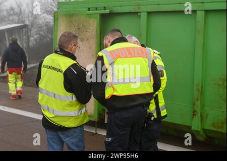 A14/Schkeuditz - Brause-Party Fanta-Laster kippt auf der Autobahn auf die Seite - langwierige Bergungsarbeiten 04.03.2024 gegen 2,45 Uhr A14 Richtung Magdeburg, zwischen Schkeuditz und Schkeuditzer Kreuz zu einem schweren Unfall kam es es in der Nacht auf Montage auf der A14 in Richtung Magdeburg. Nach Angaben einer Polizeisprecherin war der 54-jährige, polnische Fahrer eines Lasters gegen 2,45 Uhr auf der Autobahn zwischen Schkeuditz und Schkeuditzer Kreuz unterwegs, als er aus bislang ungeklärter Ursache nach rechts von der Fahrbahn abkam. Der Laster mit einer großen Ladung Fanta-Limonade kippte Stockfoto