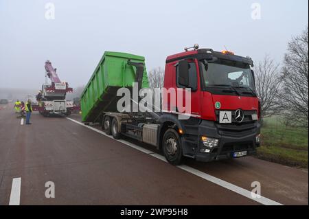 A14/Schkeuditz - Brause-Party Fanta-Laster kippt auf der Autobahn auf die Seite - langwierige Bergungsarbeiten 04.03.2024 gegen 2,45 Uhr A14 Richtung Magdeburg, zwischen Schkeuditz und Schkeuditzer Kreuz zu einem schweren Unfall kam es es in der Nacht auf Montage auf der A14 in Richtung Magdeburg. Nach Angaben einer Polizeisprecherin war der 54-jährige, polnische Fahrer eines Lasters gegen 2,45 Uhr auf der Autobahn zwischen Schkeuditz und Schkeuditzer Kreuz unterwegs, als er aus bislang ungeklärter Ursache nach rechts von der Fahrbahn abkam. Der Laster mit einer großen Ladung Fanta-Limonade kippte Stockfoto