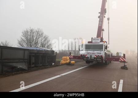 A14/Schkeuditz - Brause-Party Fanta-Laster kippt auf der Autobahn auf die Seite - langwierige Bergungsarbeiten 04.03.2024 gegen 2,45 Uhr A14 Richtung Magdeburg, zwischen Schkeuditz und Schkeuditzer Kreuz zu einem schweren Unfall kam es es in der Nacht auf Montage auf der A14 in Richtung Magdeburg. Nach Angaben einer Polizeisprecherin war der 54-jährige, polnische Fahrer eines Lasters gegen 2,45 Uhr auf der Autobahn zwischen Schkeuditz und Schkeuditzer Kreuz unterwegs, als er aus bislang ungeklärter Ursache nach rechts von der Fahrbahn abkam. Der Laster mit einer großen Ladung Fanta-Limonade kippte Stockfoto