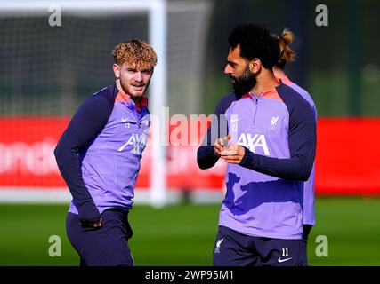 Liverpool's Harvey Elliott (links) und Mohamed Salah während eines Trainings im AXA Training Centre, Liverpool. Bilddatum: Mittwoch, 6. März 2024. Stockfoto