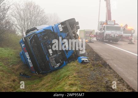 A14/Schkeuditz - Brause-Party Fanta-Laster kippt auf der Autobahn auf die Seite - langwierige Bergungsarbeiten 04.03.2024 gegen 2,45 Uhr A14 Richtung Magdeburg, zwischen Schkeuditz und Schkeuditzer Kreuz zu einem schweren Unfall kam es es in der Nacht auf Montage auf der A14 in Richtung Magdeburg. Nach Angaben einer Polizeisprecherin war der 54-jährige, polnische Fahrer eines Lasters gegen 2,45 Uhr auf der Autobahn zwischen Schkeuditz und Schkeuditzer Kreuz unterwegs, als er aus bislang ungeklärter Ursache nach rechts von der Fahrbahn abkam. Der Laster mit einer großen Ladung Fanta-Limonade kippte Stockfoto