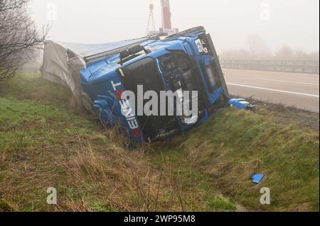 A14/Schkeuditz - Brause-Party Fanta-Laster kippt auf der Autobahn auf die Seite - langwierige Bergungsarbeiten 04.03.2024 gegen 2,45 Uhr A14 Richtung Magdeburg, zwischen Schkeuditz und Schkeuditzer Kreuz zu einem schweren Unfall kam es es in der Nacht auf Montage auf der A14 in Richtung Magdeburg. Nach Angaben einer Polizeisprecherin war der 54-jährige, polnische Fahrer eines Lasters gegen 2,45 Uhr auf der Autobahn zwischen Schkeuditz und Schkeuditzer Kreuz unterwegs, als er aus bislang ungeklärter Ursache nach rechts von der Fahrbahn abkam. Der Laster mit einer großen Ladung Fanta-Limonade kippte Stockfoto