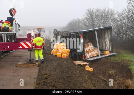 A14/Schkeuditz - Brause-Party Fanta-Laster kippt auf der Autobahn auf die Seite - langwierige Bergungsarbeiten 04.03.2024 gegen 2,45 Uhr A14 Richtung Magdeburg, zwischen Schkeuditz und Schkeuditzer Kreuz zu einem schweren Unfall kam es es in der Nacht auf Montage auf der A14 in Richtung Magdeburg. Nach Angaben einer Polizeisprecherin war der 54-jährige, polnische Fahrer eines Lasters gegen 2,45 Uhr auf der Autobahn zwischen Schkeuditz und Schkeuditzer Kreuz unterwegs, als er aus bislang ungeklärter Ursache nach rechts von der Fahrbahn abkam. Der Laster mit einer großen Ladung Fanta-Limonade kippte Stockfoto