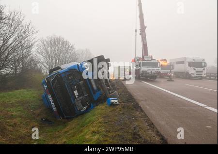 A14/Schkeuditz - Brause-Party Fanta-Laster kippt auf der Autobahn auf die Seite - langwierige Bergungsarbeiten 04.03.2024 gegen 2,45 Uhr A14 Richtung Magdeburg, zwischen Schkeuditz und Schkeuditzer Kreuz zu einem schweren Unfall kam es es in der Nacht auf Montage auf der A14 in Richtung Magdeburg. Nach Angaben einer Polizeisprecherin war der 54-jährige, polnische Fahrer eines Lasters gegen 2,45 Uhr auf der Autobahn zwischen Schkeuditz und Schkeuditzer Kreuz unterwegs, als er aus bislang ungeklärter Ursache nach rechts von der Fahrbahn abkam. Der Laster mit einer großen Ladung Fanta-Limonade kippte Stockfoto