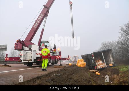 A14/Schkeuditz - Brause-Party Fanta-Laster kippt auf der Autobahn auf die Seite - langwierige Bergungsarbeiten 04.03.2024 gegen 2,45 Uhr A14 Richtung Magdeburg, zwischen Schkeuditz und Schkeuditzer Kreuz zu einem schweren Unfall kam es es in der Nacht auf Montage auf der A14 in Richtung Magdeburg. Nach Angaben einer Polizeisprecherin war der 54-jährige, polnische Fahrer eines Lasters gegen 2,45 Uhr auf der Autobahn zwischen Schkeuditz und Schkeuditzer Kreuz unterwegs, als er aus bislang ungeklärter Ursache nach rechts von der Fahrbahn abkam. Der Laster mit einer großen Ladung Fanta-Limonade kippte Stockfoto