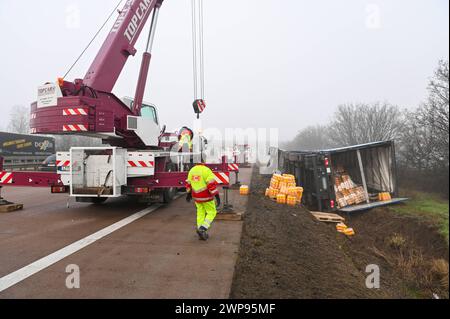 A14/Schkeuditz - Brause-Party Fanta-Laster kippt auf der Autobahn auf die Seite - langwierige Bergungsarbeiten 04.03.2024 gegen 2,45 Uhr A14 Richtung Magdeburg, zwischen Schkeuditz und Schkeuditzer Kreuz zu einem schweren Unfall kam es es in der Nacht auf Montage auf der A14 in Richtung Magdeburg. Nach Angaben einer Polizeisprecherin war der 54-jährige, polnische Fahrer eines Lasters gegen 2,45 Uhr auf der Autobahn zwischen Schkeuditz und Schkeuditzer Kreuz unterwegs, als er aus bislang ungeklärter Ursache nach rechts von der Fahrbahn abkam. Der Laster mit einer großen Ladung Fanta-Limonade kippte Stockfoto