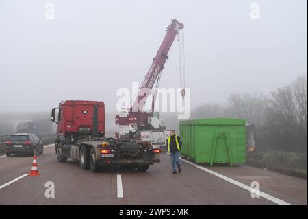 A14/Schkeuditz - Brause-Party Fanta-Laster kippt auf der Autobahn auf die Seite - langwierige Bergungsarbeiten 04.03.2024 gegen 2,45 Uhr A14 Richtung Magdeburg, zwischen Schkeuditz und Schkeuditzer Kreuz zu einem schweren Unfall kam es es in der Nacht auf Montage auf der A14 in Richtung Magdeburg. Nach Angaben einer Polizeisprecherin war der 54-jährige, polnische Fahrer eines Lasters gegen 2,45 Uhr auf der Autobahn zwischen Schkeuditz und Schkeuditzer Kreuz unterwegs, als er aus bislang ungeklärter Ursache nach rechts von der Fahrbahn abkam. Der Laster mit einer großen Ladung Fanta-Limonade kippte Stockfoto