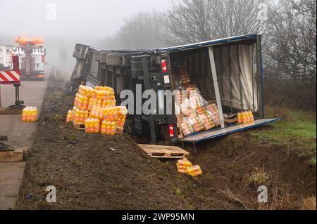 A14/Schkeuditz - Brause-Party Fanta-Laster kippt auf der Autobahn auf die Seite - langwierige Bergungsarbeiten 04.03.2024 gegen 2,45 Uhr A14 Richtung Magdeburg, zwischen Schkeuditz und Schkeuditzer Kreuz zu einem schweren Unfall kam es es in der Nacht auf Montage auf der A14 in Richtung Magdeburg. Nach Angaben einer Polizeisprecherin war der 54-jährige, polnische Fahrer eines Lasters gegen 2,45 Uhr auf der Autobahn zwischen Schkeuditz und Schkeuditzer Kreuz unterwegs, als er aus bislang ungeklärter Ursache nach rechts von der Fahrbahn abkam. Der Laster mit einer großen Ladung Fanta-Limonade kippte Stockfoto