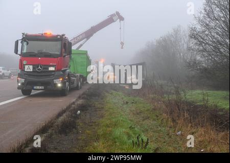 A14/Schkeuditz - Brause-Party Fanta-Laster kippt auf der Autobahn auf die Seite - langwierige Bergungsarbeiten 04.03.2024 gegen 2,45 Uhr A14 Richtung Magdeburg, zwischen Schkeuditz und Schkeuditzer Kreuz zu einem schweren Unfall kam es es in der Nacht auf Montage auf der A14 in Richtung Magdeburg. Nach Angaben einer Polizeisprecherin war der 54-jährige, polnische Fahrer eines Lasters gegen 2,45 Uhr auf der Autobahn zwischen Schkeuditz und Schkeuditzer Kreuz unterwegs, als er aus bislang ungeklärter Ursache nach rechts von der Fahrbahn abkam. Der Laster mit einer großen Ladung Fanta-Limonade kippte Stockfoto