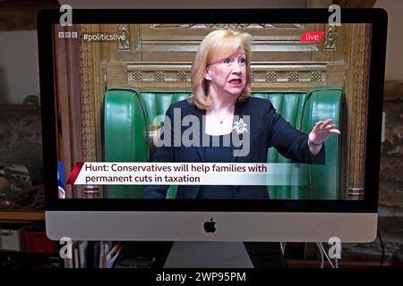 Eleanor Laing Deputy Speaker des Unterhauses hält Ordnung gestikulating bei Jeremy Hunt Spring Budget 2024 6 März London England Großbritannien Stockfoto