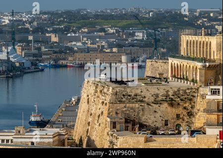 Blick auf die Salutierbatterie, Fort Lascaris und die Uferpromenade, Valletta, Malta Stockfoto