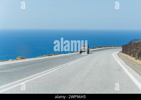 20.08.2023. Kreta, Griechenland. Fahrt auf der Straße zur Südküste Kretas, herrliches blaues Wasser im Hintergrund. Hochwertige Fotos Stockfoto